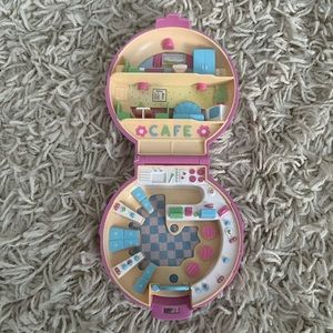 1989 Bluebird Polly Pocket Beachside café, and townhouse